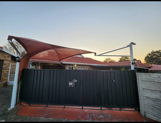 3 BEDROOM TOWNHOUSE FOR SALE IN PROTEA PARK